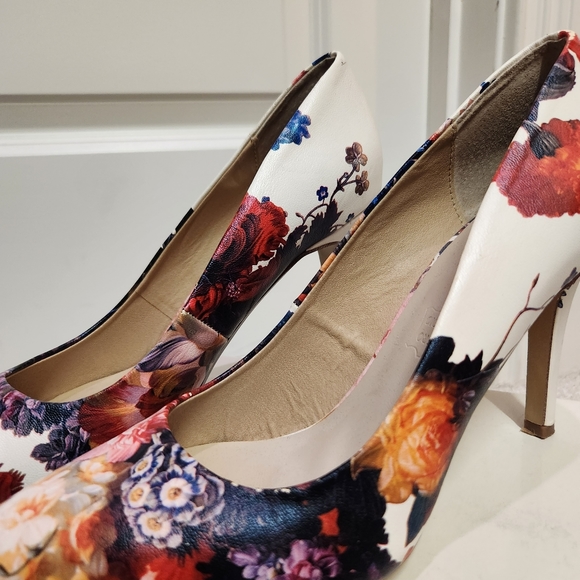 exe Floral Heels - Picture 3 of 13